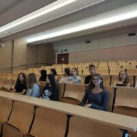 Uczniowie siedzący na auli Wrocławskiego Uniwersytetu, wydział chemii.