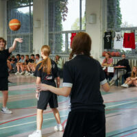 Turniej koszykówki - Dziewczyny w trakcie intensywnego meczu w trzyosobowych zespołach.