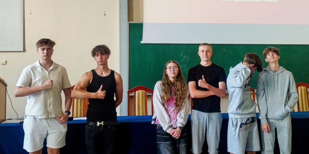 Uczniowie przygotowujący się do prezentacji.