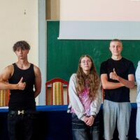 Uczniowie przygotowujący się do prezentacji.